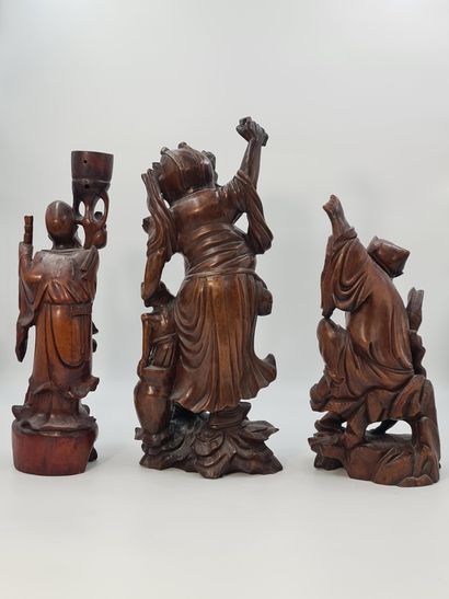 null 3件木雕作品 中国 1900年左右。高度：46，51，54厘米。

Lot van 3 houtsnijwerken China rond 1900....