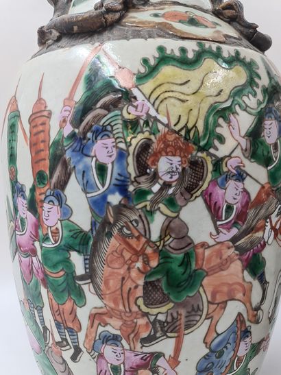 null Paire de vases en porcelaine de Nankin à décors de guerriers. Ht : 44 cm.

Paar...