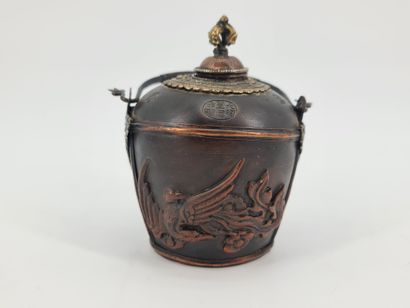 null CHINE, XVIIème siècle.
Lot de deux objets comprenant un pot couvert à anse,...