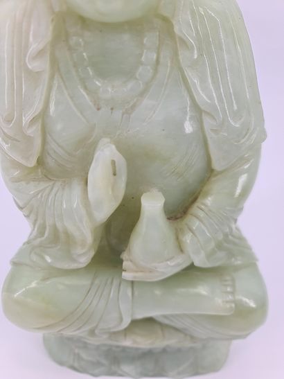 null CHINA, 20th century. Serpentine subject representing the deity Guanyin seated...