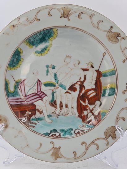 null 十八世纪印度公司的瓷器，用粉红家族的珐琅彩装饰，主题为 "Au jugement de Paris "的神话。小缺口，磨损。背面的釉面有小的半透明的裂纹。

18e...