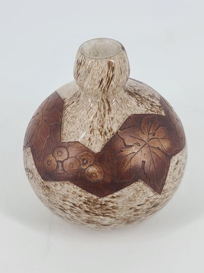 Théodore LEGRAS (1839-1916). Théodore LEGRAS (1839-1916). Vase art déco décoré à...