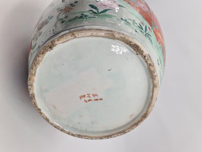 null Japon, milieu du XIXe siècle, Important vase balustre en porcelaine à col pavillonné...