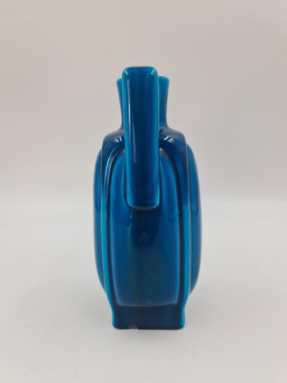 null ($) Vase chinoisant en faïence de Longwy monochrome bleue. Marque en creux....