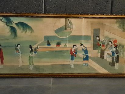 null 中国，约1900-1920年。一幅丝绸上的浅色长横幅画，描绘了几个年轻女子在花园里的亭子间行走，其中一个在桌子旁学习书法，前面有一个装饰着太阳落在海浪上的屏风（污垢和雀斑

中国，1900-1920年回合。Lang...