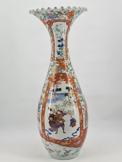 null Japon, milieu du XIXe siècle, Important vase balustre en porcelaine à col pavillonné...