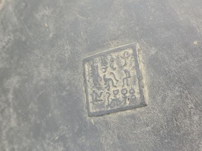 null 令人印象深刻的青铜和多色珐琅彩罐，装饰有古代的图案。中国的饕餮，蝉和风格化的龙，在蛭石的背景上组织成横向的注册。日本，约1920-1930年 高度：39厘米。

令人印象深刻的铜制和多孔软木邮件的花瓶，由古代的图案组成：中国的饕餮，蝉和风格化的龙，在水平方向上被组织在一个蛭石的背景上。日本，1920-1930年...