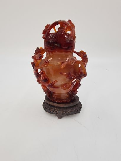 null China, circa 1900. Small covered vase in cornelian agate. Accidents to the cover...