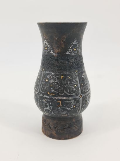 null Chine, Fin du XXe siècle Petit vase en bronze de style archaïque en forme de...