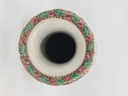 null Chine fin XIXème siècle Vase balustre en porcelaine et émaux de Canton à col...