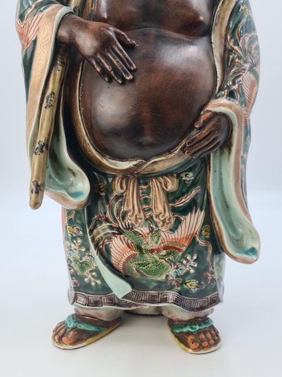 null 一件带有铜锈和多色的石器主题，表现了幸福之神之一的Hôtei，他站着，微笑着，一只手放在他开花的肚子上。日本，库塔尼，大约1900年。高度：57厘米。...