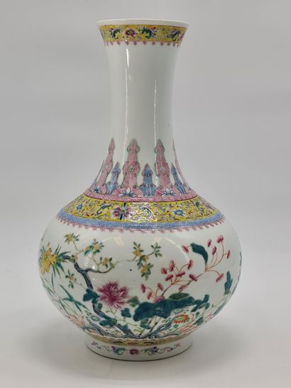 null Chine XXème siècle. Grand vase bouteille à long col sur pied en porcelaine et...