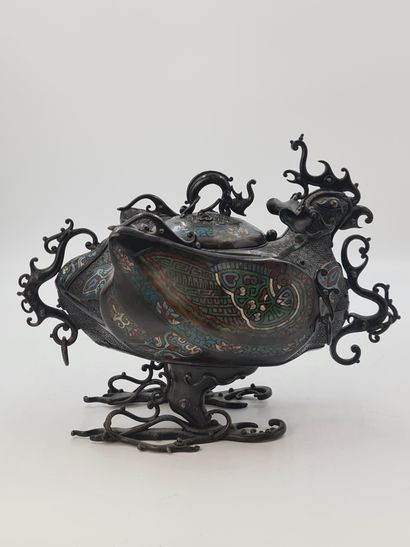 null 一件青铜和多色珐琅彩香炉，表现的是古时的凤凰，纹章、盖子的把手、炉身和炉腿上的把手，都有风格化的龙。日本，约1920年。高度：24厘米。

铜制和多孔...