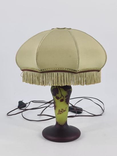 null Pied de lampe art nouveau à décor multicouches de brins de muguets. Est de la...