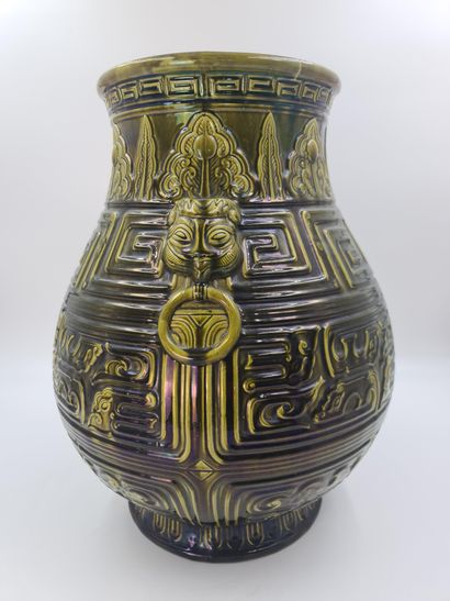 null ($) Imposant vase de style céladon chinois en faïence de Longwy dans le goût...