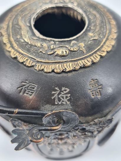 null CHINE, XVIIème siècle.
Lot de deux objets comprenant un pot couvert à anse,...