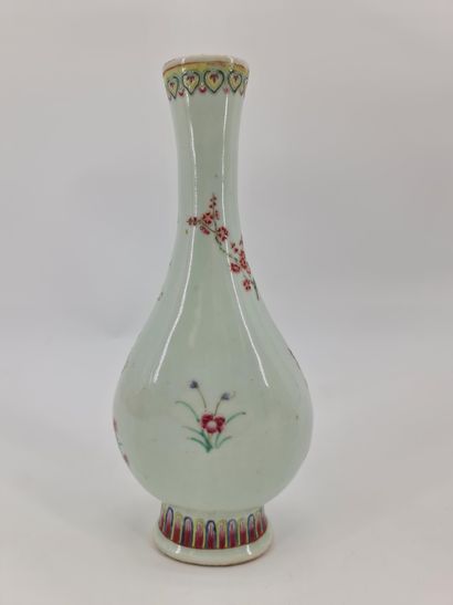 null Chine fin XIXème siècle. Vase piriforme à long col sur petit pied évasé en porcelaine...