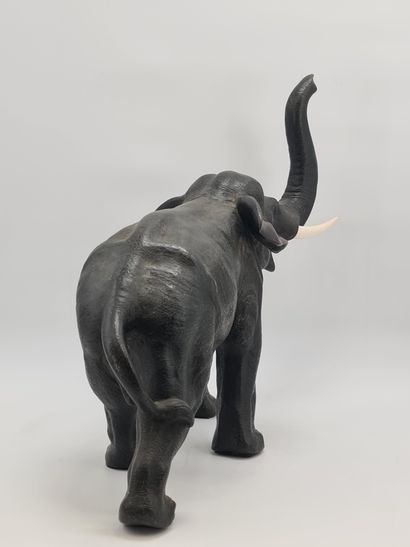 null 日本，正和时期早期，20世纪。一件大型的青铜制okimono，带有棕色的铜锈，表现了一头行走的大象，树干直立，耳朵的背面和树干的颜色是红棕色的。高：57和40厘米。宽度：75厘米。

日本，Vroege...