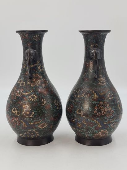 null Paire de vases piriformes à ouverture légèrement évasée, en bronze et émaux...