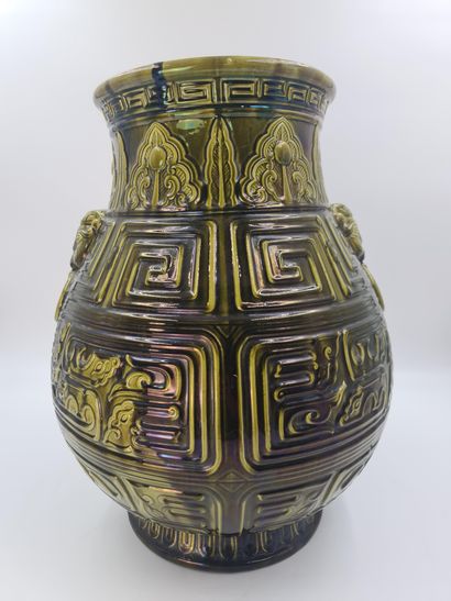 null ($) Imposant vase de style céladon chinois en faïence de Longwy dans le goût...