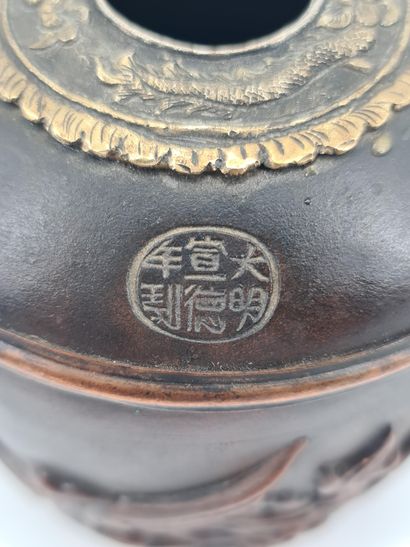 null CHINE, XVIIème siècle.
Lot de deux objets comprenant un pot couvert à anse,...