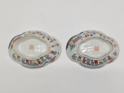 null China, Tongzhi period. Pair of polylobed porcelain and enamel dishes of the...