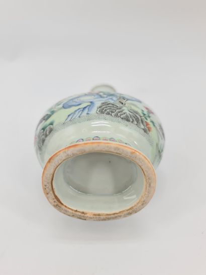 null Chine fin XIXème siècle. Vase piriforme à long col sur petit pied évasé en porcelaine...
