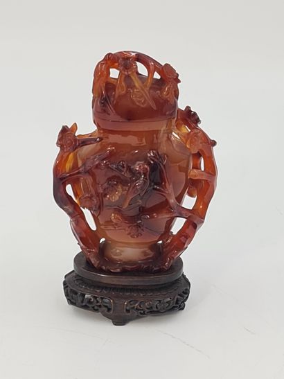 null China, circa 1900. Small covered vase in cornelian agate. Accidents to the cover...