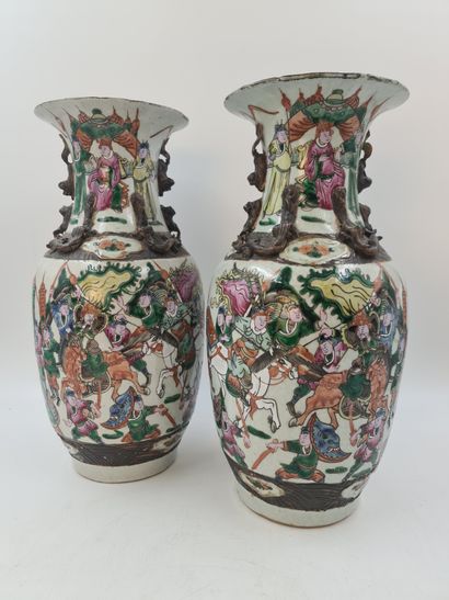 null Paire de vases en porcelaine de Nankin à décors de guerriers. Ht : 44 cm.

Paar...