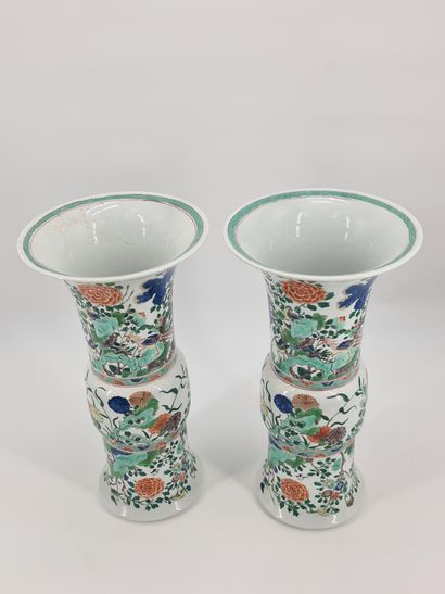null Samson , XXème siècle Paire de vases de forme cornet en porcelaine et émaux...