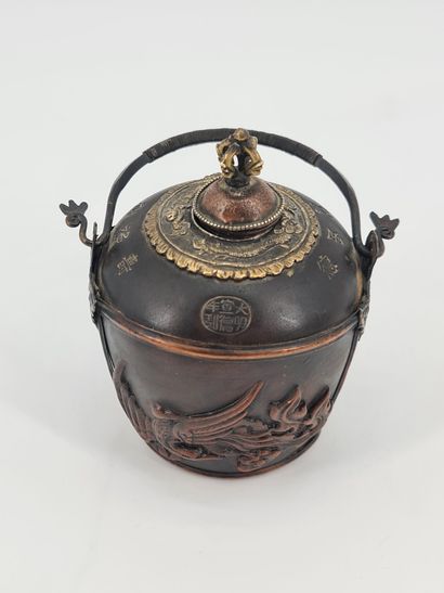 null CHINE, XVIIème siècle.
Lot de deux objets comprenant un pot couvert à anse,...