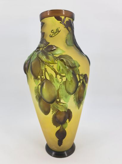 GALLÉ. GALLÉ. Vase art nouveau aux quetsches soufflés. Décor multicouches aux fruits...