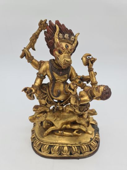 null Tibet, early 20th century, Gilded bronze group enhanced with red and black pigments...