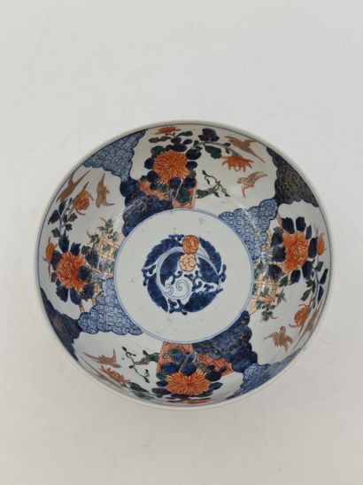 null 一个伊万里瓷碗，蓝色，珊瑚和金色的装饰，鸟类和花朵的卡口，边上有几何图案。日本，19世纪末 直径：25厘米。

伊万里瓷碗，有蓝色、珊瑚色和金色的装饰，花鸟画在以几何图案为边框的卡特尔中。日本，19世纪初...