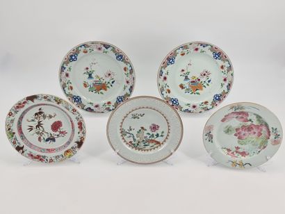 null Chine XVIIIème siècle. Ensemble comprenant cinq assiettes en porcelaine et émaux...