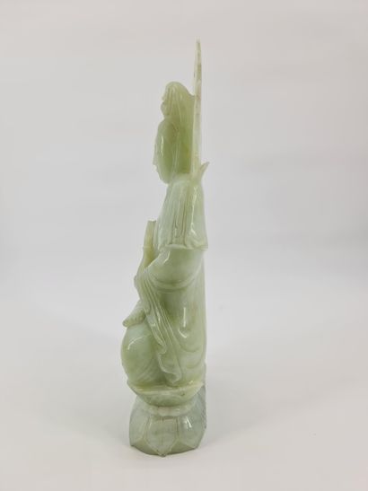 null CHINE, XXe siècle. Sujet en serpentine représentant la divinité Guanyin assise...