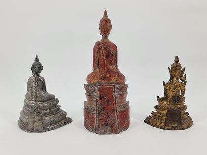 null 东南亚，19-20世纪 一套七件青铜和木质题材的作品，包括一尊小格涅沙和一尊有四只印度手臂的女神，两尊缅甸佛像在他们的莲花座上，一尊由柬埔寨纳迦装饰和保护的小佛，两尊泰国佛像，其中一尊是Rattanakosin，另一尊是压印的银金属。高6.5至30厘米

Zuidoost-Azië,...