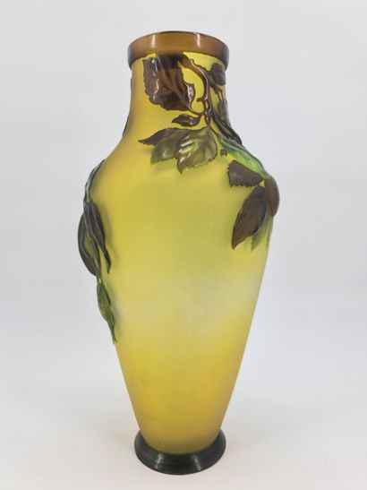 GALLÉ. GALLÉ. Vase art nouveau aux quetsches soufflés. Décor multicouches aux fruits...