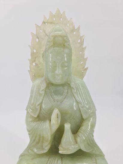 null CHINA, 20th century. Serpentine subject representing the deity Guanyin seated...