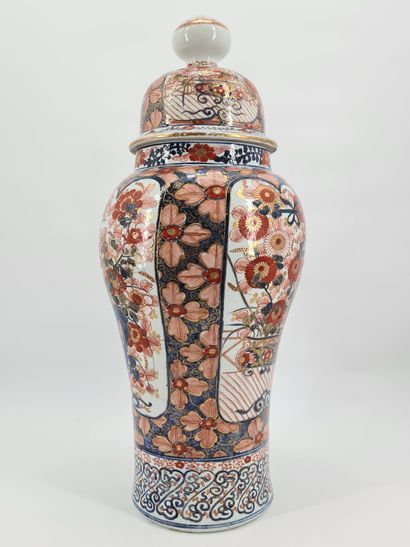 null Japon, fin période Meiji Taisho. Potiche couverte en porcelaine Imari à décor...