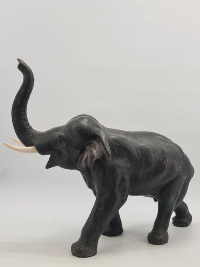 null 日本，正和时期早期，20世纪。一件大型的青铜制okimono，带有棕色的铜锈，表现了一头行走的大象，树干直立，耳朵的背面和树干的颜色是红棕色的。高：57和40厘米。宽度：75厘米。

日本，Vroege...