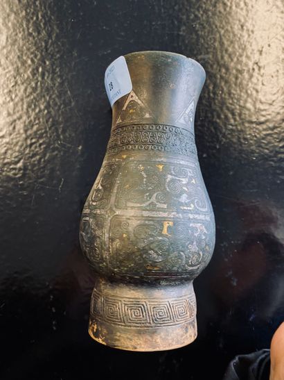 null Chine, Fin du XXe siècle Petit vase en bronze de style archaïque en forme de...