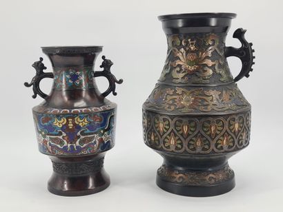 null 一套2个青铜花瓶日本。一个青铜和多色珐琅彩花瓶，有高脚和外翻的颈部，直的瓶身有中国古代的饕餮面具，两个风格化的放大的把手增强了日本，大约在1920-1...