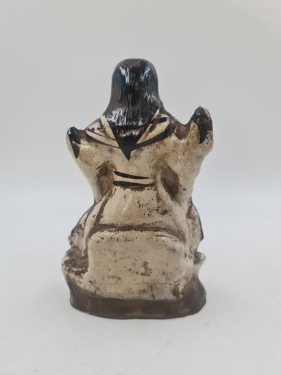 null 米色和棕色釉面的陶瓷雕像，表现穿着盔甲坐在岩石上的战神关帝。中国18世纪。高：21厘米。

米色和棕色釉面的陶瓷雕像，表现了身穿盔甲的战神关帝，坐在岩...