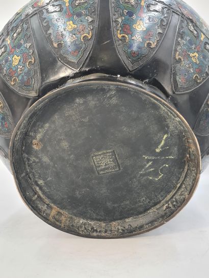 null 令人印象深刻的青铜和多色珐琅彩罐，装饰有古代的图案。中国的饕餮，蝉和风格化的龙，在蛭石的背景上组织成横向的注册。日本，约1920-1930年 高度：39厘米。

令人印象深刻的铜制和多孔软木邮件的花瓶，由古代的图案组成：中国的饕餮，蝉和风格化的龙，在水平方向上被组织在一个蛭石的背景上。日本，1920-1930年...