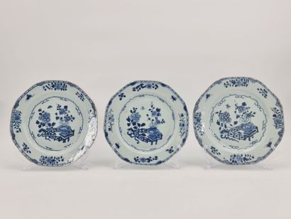 null Compagnie des Indes 18世纪。一套七件中国瓷器，包括一套六件多裂纹的盘子和一个白蓝色的花和家具、牡丹、竹子和岩石的装饰盘。青花瓷盖杯，有蝴蝶和水果（中国20世纪）...
