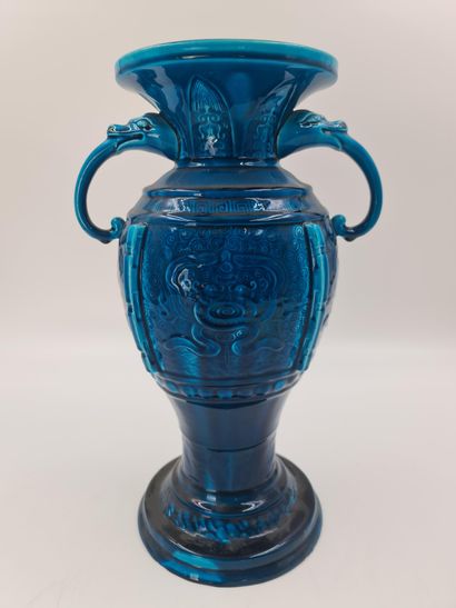 null ($) Rare vase chinoisant en faïence de Longwy dans le goût de Théodore Deck....