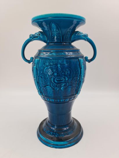 null ($) Rare vase chinoisant en faïence de Longwy dans le goût de Théodore Deck....