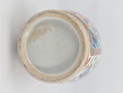 null Chine fin XIXème siècle Vase balustre en porcelaine et émaux de Canton à col...