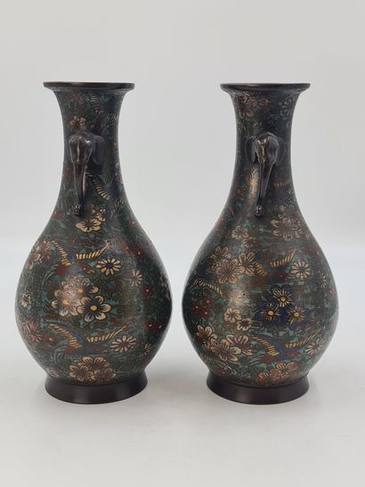 null Paire de vases piriformes à ouverture légèrement évasée, en bronze et émaux...